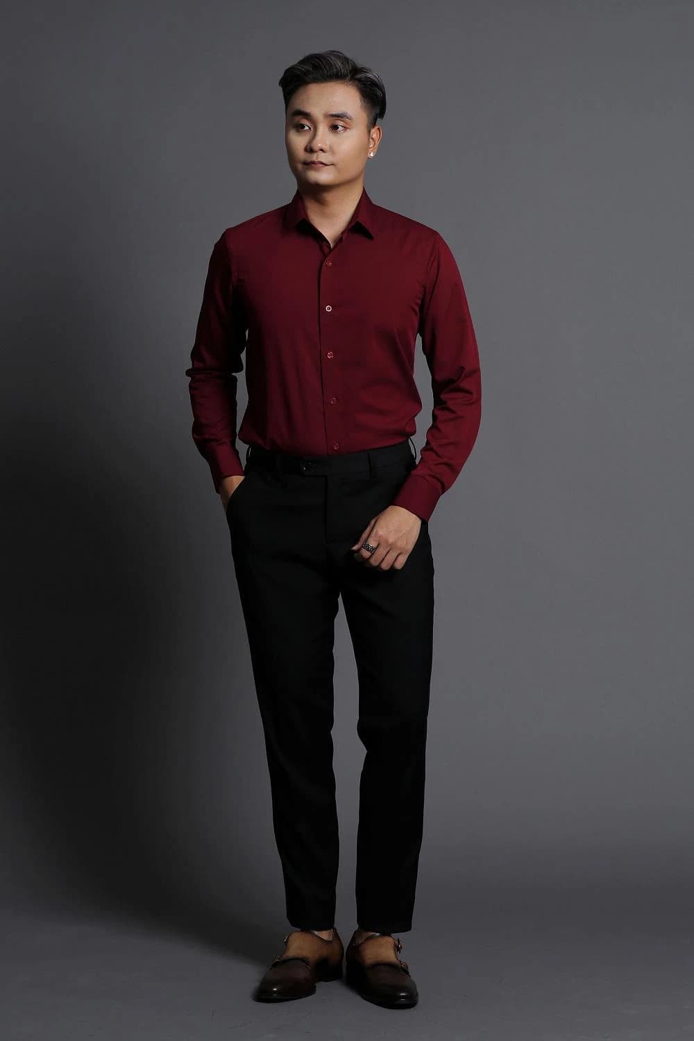 Sơ mi nam đỏ rượu vang trơn, minh hoạ cho bài top tiệm may sơ mi đo ở TP.HCM