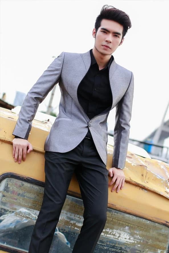 Blazer nam màu xám cổ trụ viền đen, ví dụ áo blazer vừa vai và gọn thân