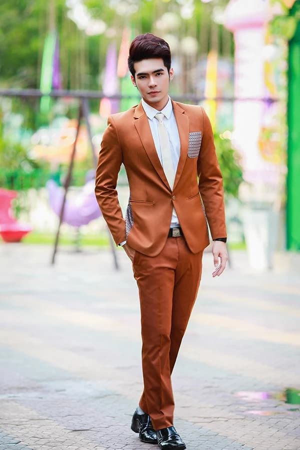 Vest nâu cam ánh đồng may đo, minh họa các phom vest nam Hàn, Ý, Anh, Mỹ