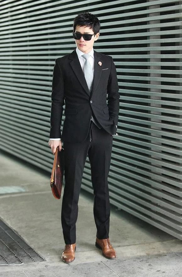 Vest đen slim phom gọn, mẫu vest đen trẻ trung để áp dụng các mẹo mặc vest đen không bị già
