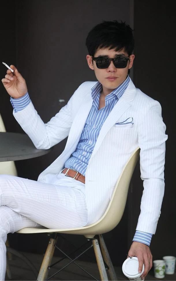 Vest trắng kẻ sọc mảnh, ví dụ cho các kiểu vest kẻ sọc và caro cho nam