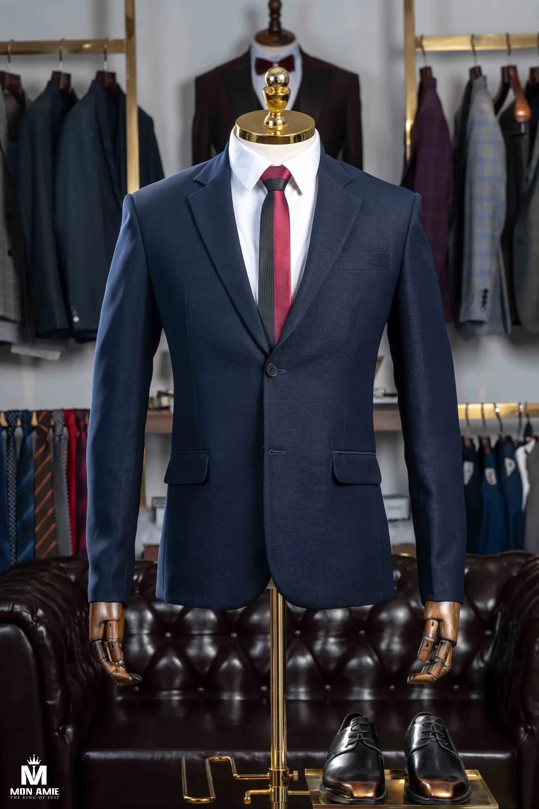 Suit hai nút xanh navy đậm vân hạt mịn ve chữ V, kiểu áo vest hai cúc cổ điển của quý ông