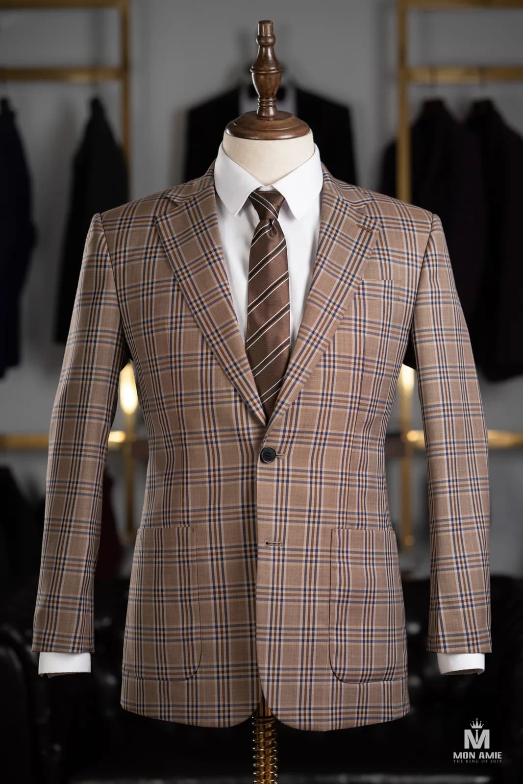 Suit nâu cát kẻ ô navy ve chữ V túi đắp, minh hoạ kiểu túi áo vest nam