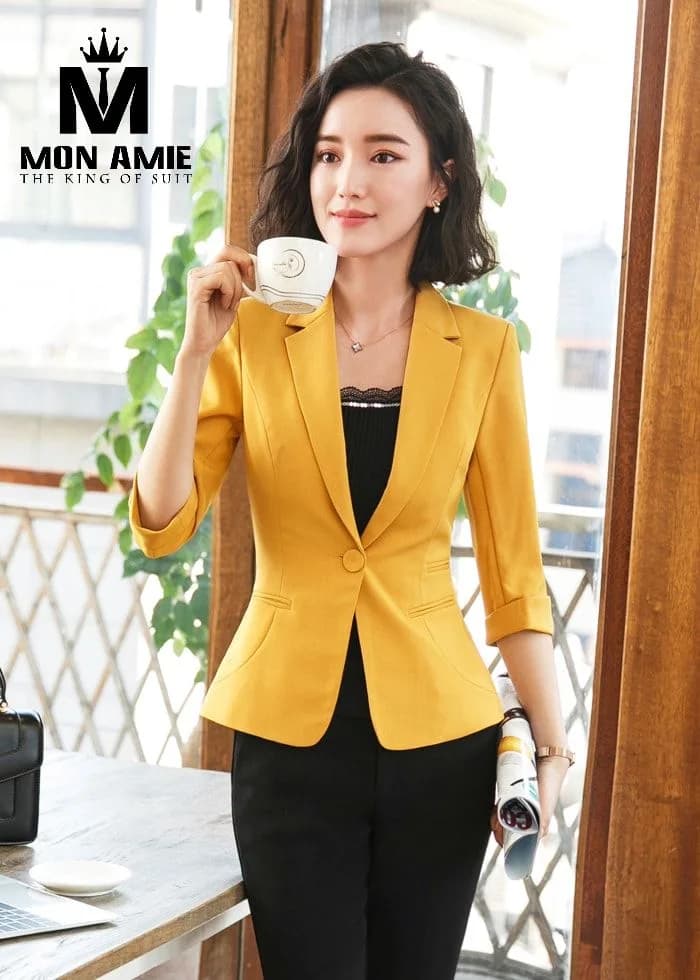 Áo vest nữ vàng mù tạt tay lửng một nút, gợi ý vest nữ đi tiệc cưới