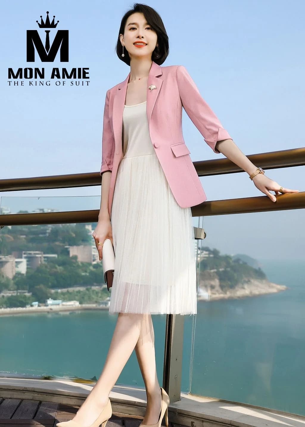 Áo vest nữ màu hồng phấn một khuy phối đầm voan kem, dáng vừa vặn ở vai và ngực