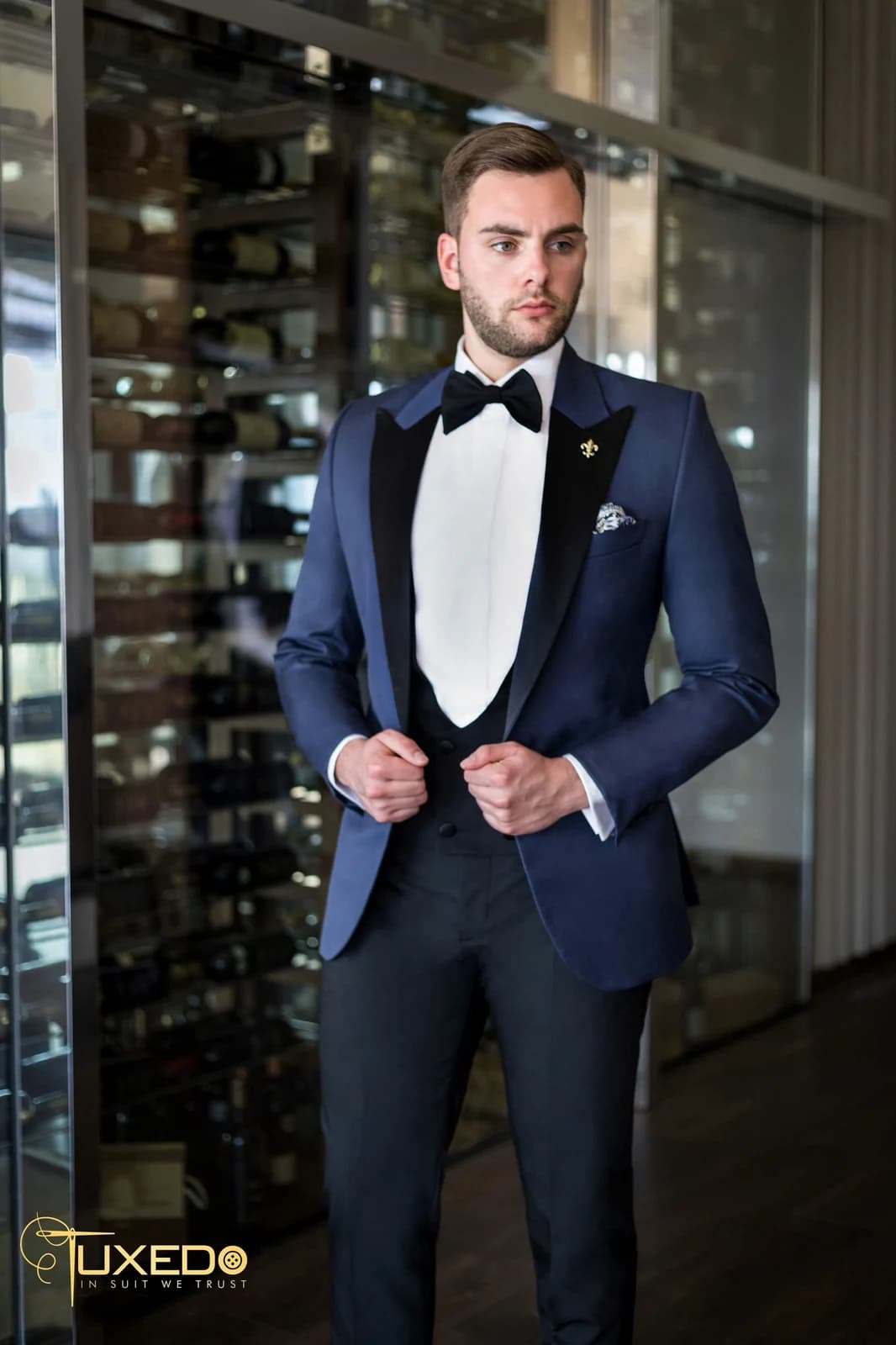 Tuxedo navy ba mảnh với gi lê đen, minh họa kiểu gi lê vest nam cho bộ ba mảnh