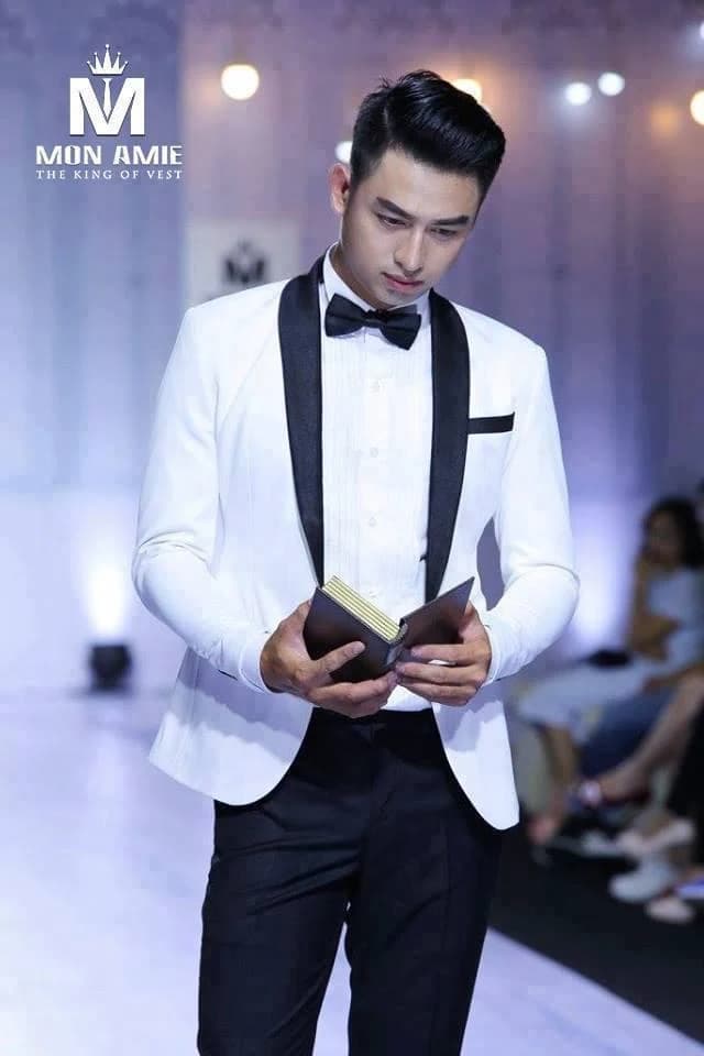 Tuxedo Trắng Ve Khăn Đen · Trắng, ve satin đen, quần đen — vest trắng quần đen