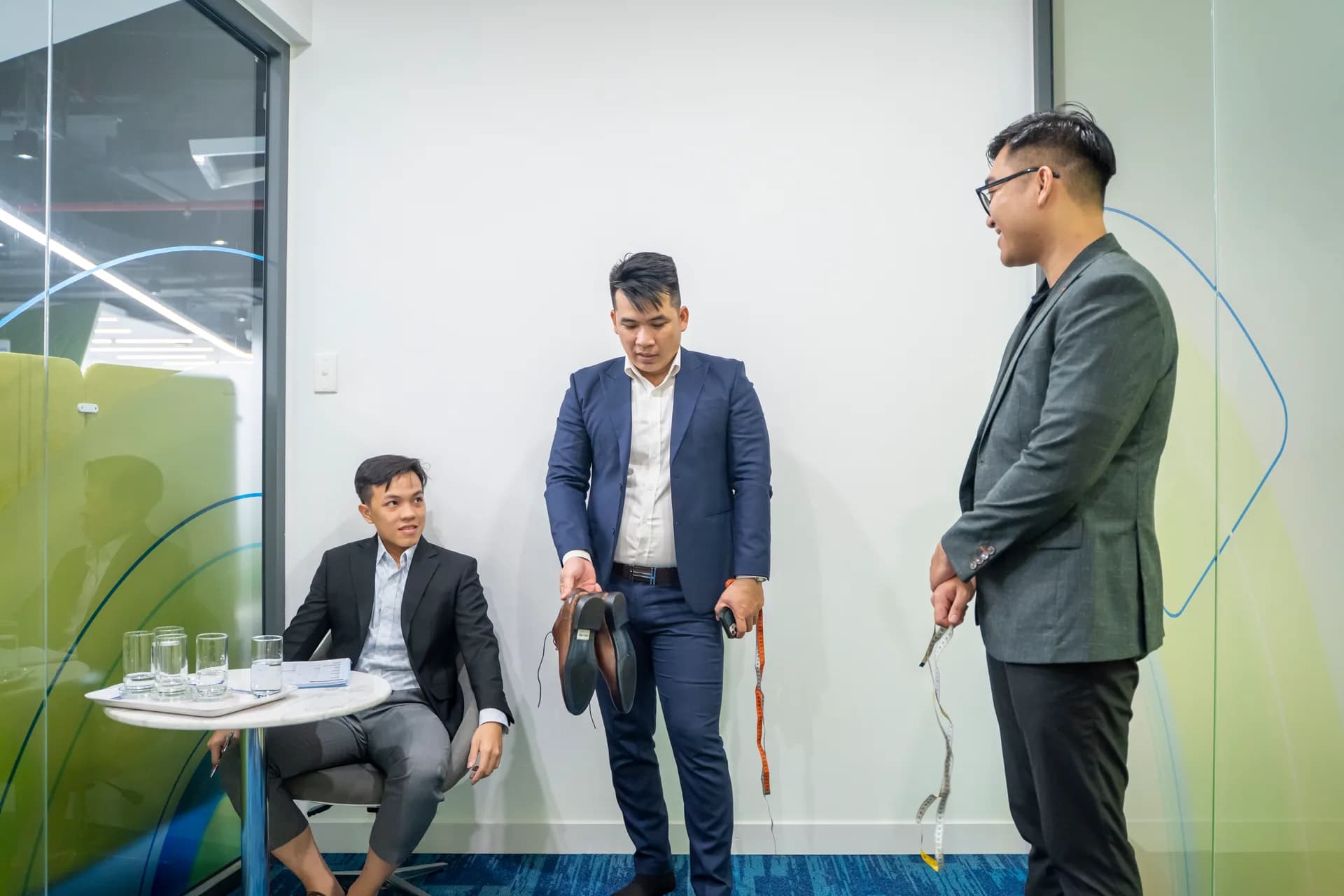 Nhóm chuyên viên Mon Amie chuẩn bị dụng cụ trước buổi đo vest, không khí vui vẻ