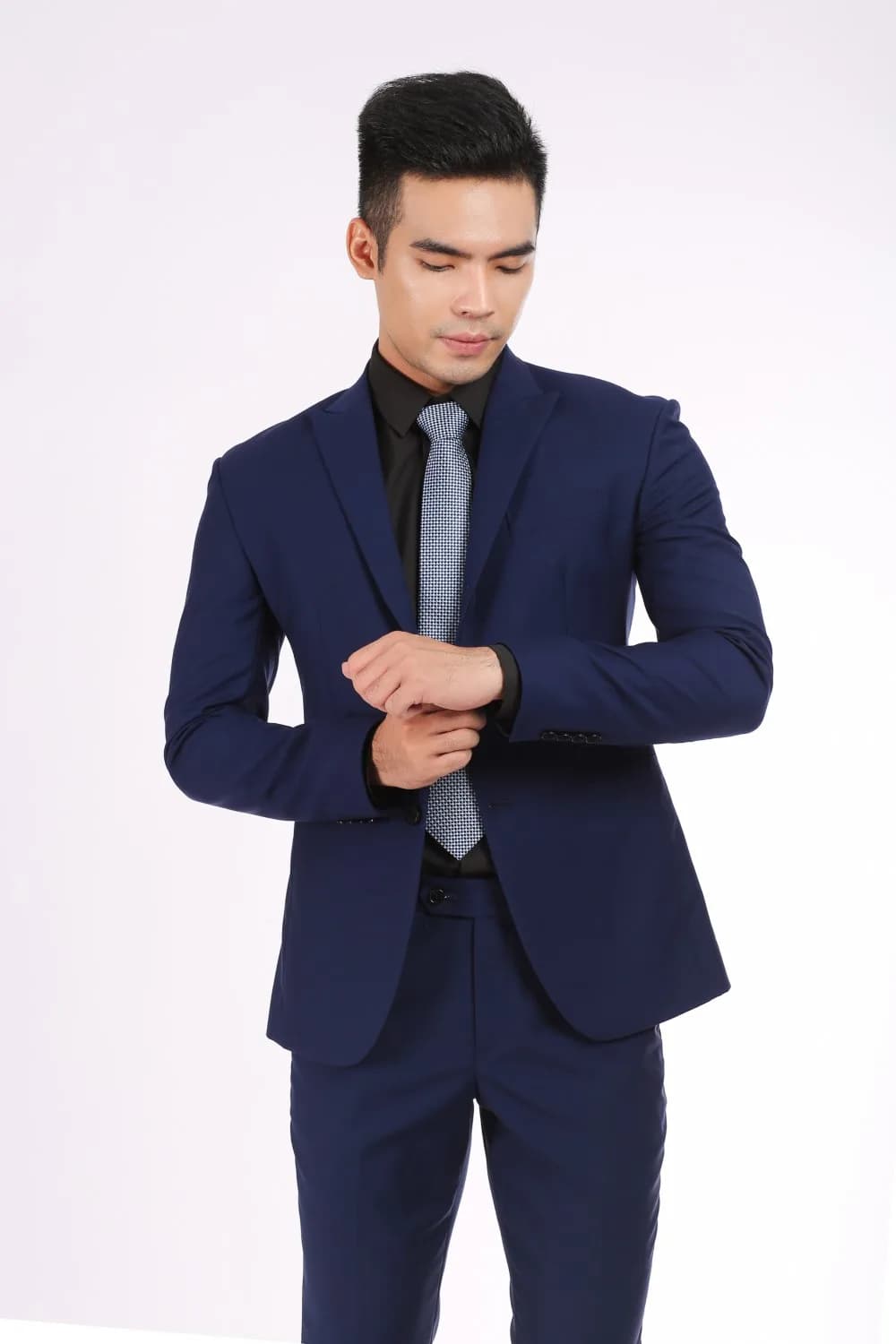 Chi tiết chỉnh măng sét, vest navy, sơ mi đen, cà vạt xám xanh, minh họa phối vest xanh navy