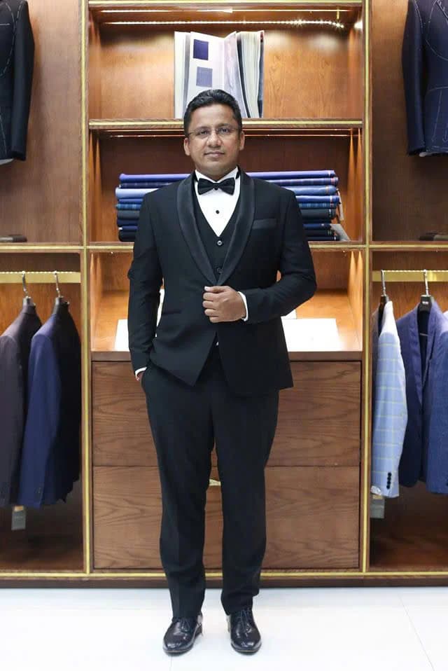 Quý ông mặc tuxedo đen ba mảnh, nơ đen, sơ mi trắng, hình ảnh mẫu tuxedo cho chú rể và MC