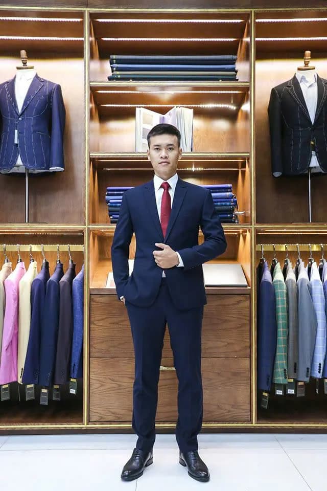 Doanh nhân mặc suit xanh navy, cà vạt đỏ nổi bật, hình ảnh suit doanh nhân chỉn chu