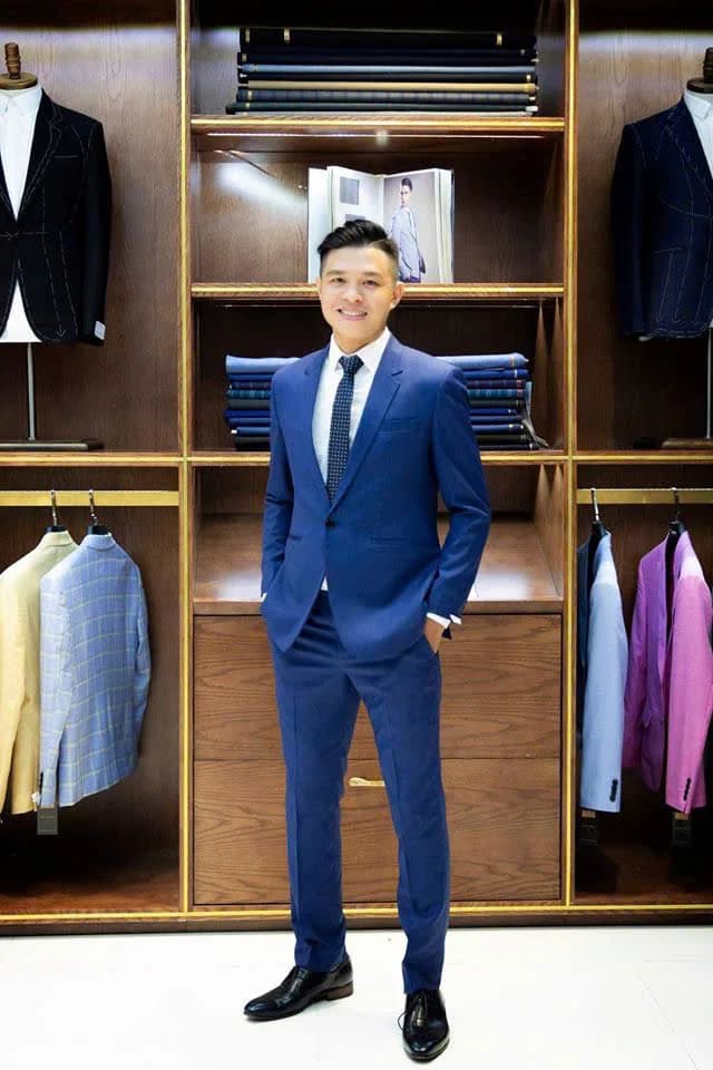 Nam mặc vest xanh navy, cà vạt chấm bi, giày đen bóng, minh họa bài xu hướng vest nam 2026