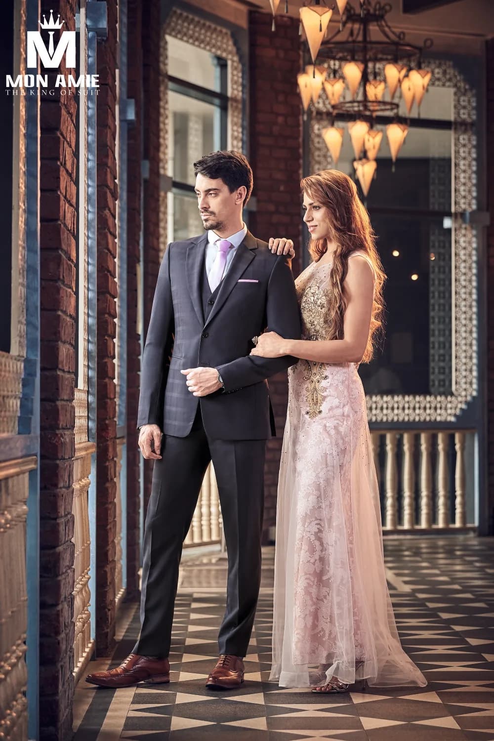 Suit ca-rô xanh navy ba mảnh, cà vạt tím oải hương bên hành lang gạch đỏ cổ điển, minh hoạ vest khu Chợ Lớn