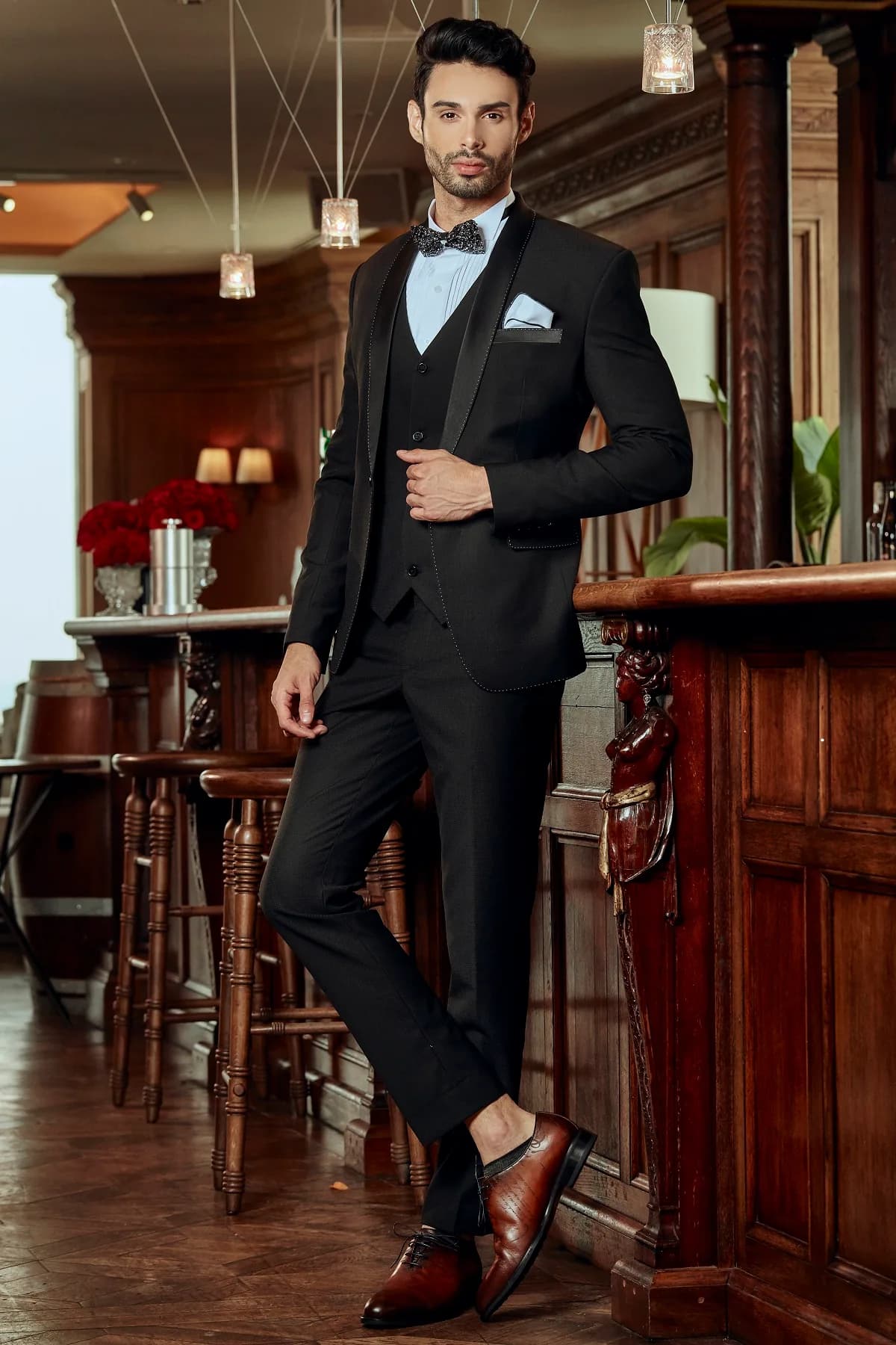 Suit ba mảnh đen cổ shawl, nơ ánh kim, dáng tựa quầy bar sang trọng, minh hoạ vest quận 10