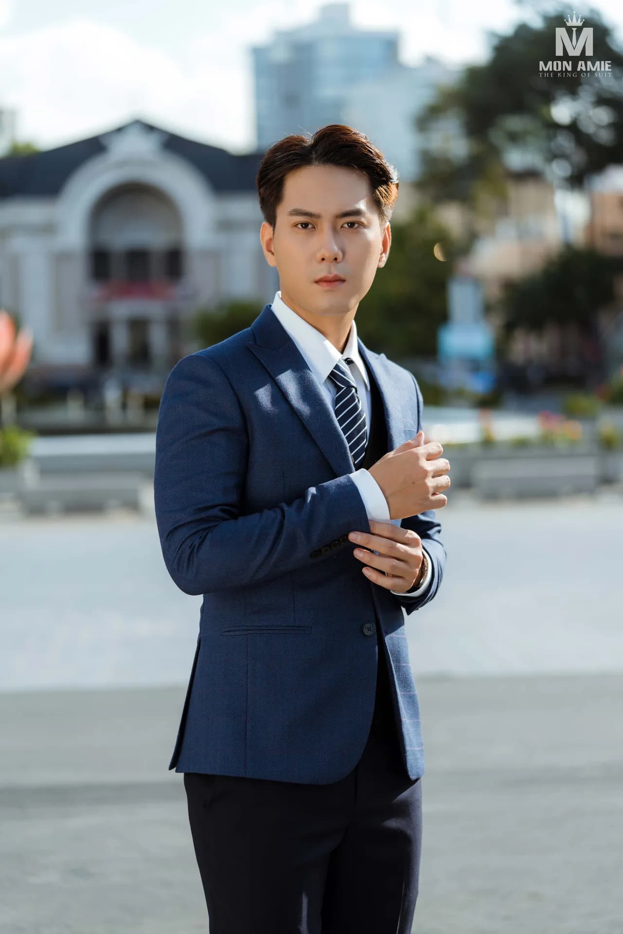 Chỉnh khuy măng sét trên suit navy kẻ chìm và cà vạt sọc, gợi ý set cà vạt quà tặng cho người đi làm